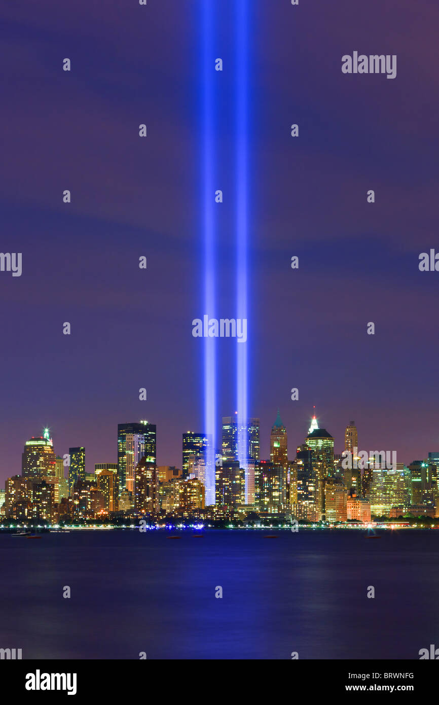 09/11 - Tribute in Light. Skyline von Manhattan mit Licht strahlt auf an den WTC-Standort während 09/11 in New York City Stockfoto