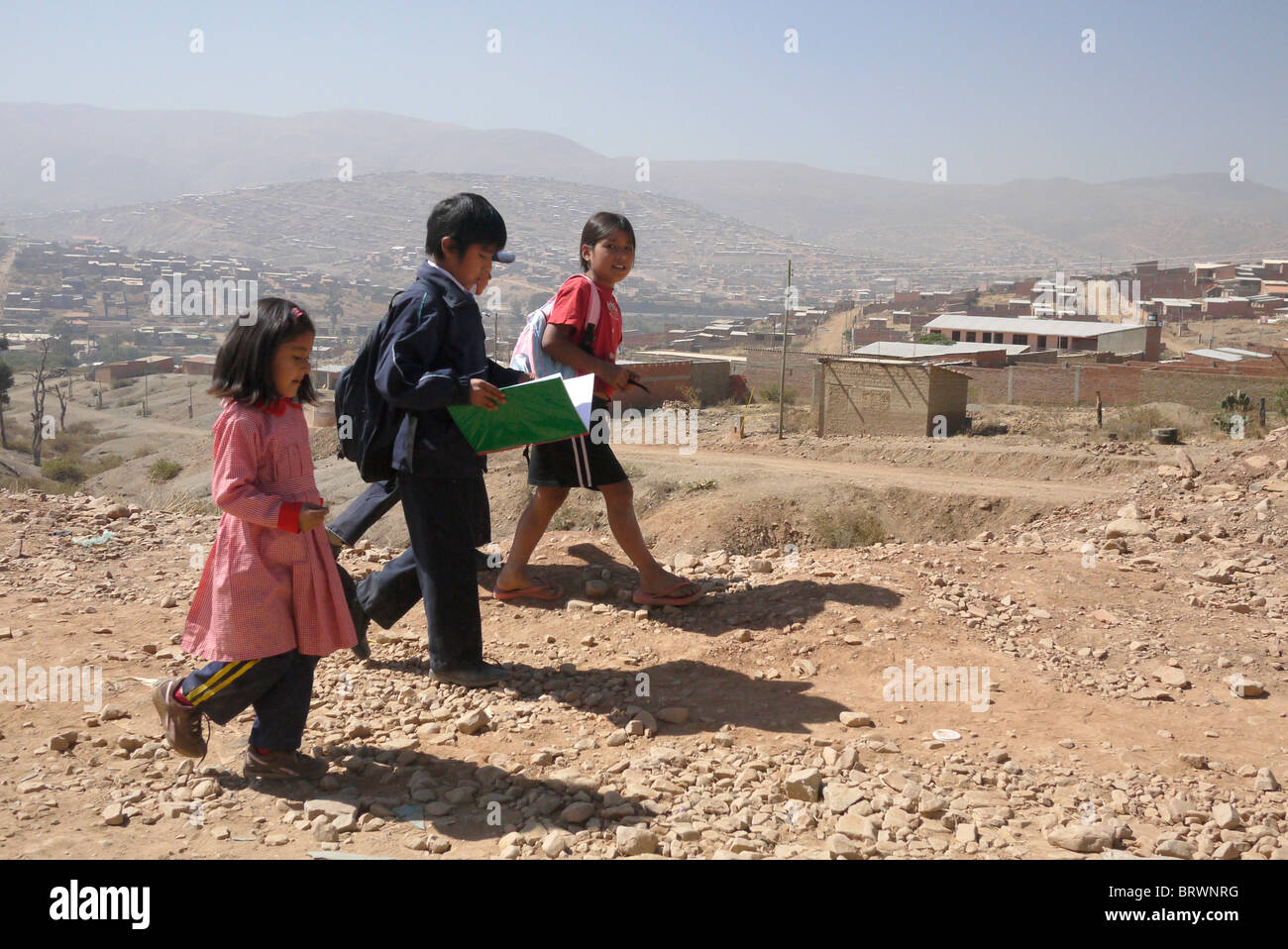 Bolivien Strassenszenen In Cochabamba Kinder Von Der Schule Nach Hause Gehen Foto Von Sean Sprague Stockfotografie Alamy