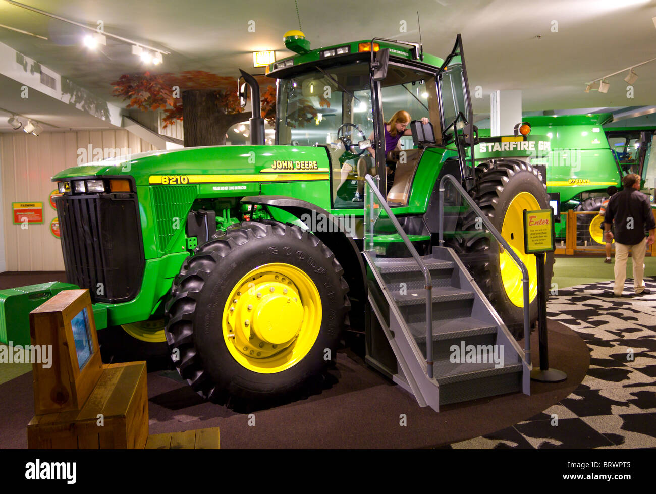 Mädchen in John Deere Traktor, Museum für Wissenschaft und Industrie, Farm Tech Galerie, Chicago, USA Stockfoto