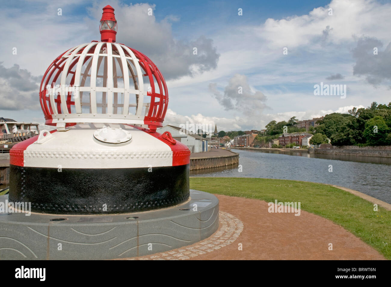 Exeter Navigation Boje 3430 verlegt auf dem Festland in der Nähe des Hafen Banken von Exeter, neben Karottenhosenträger Wehr Stockfoto