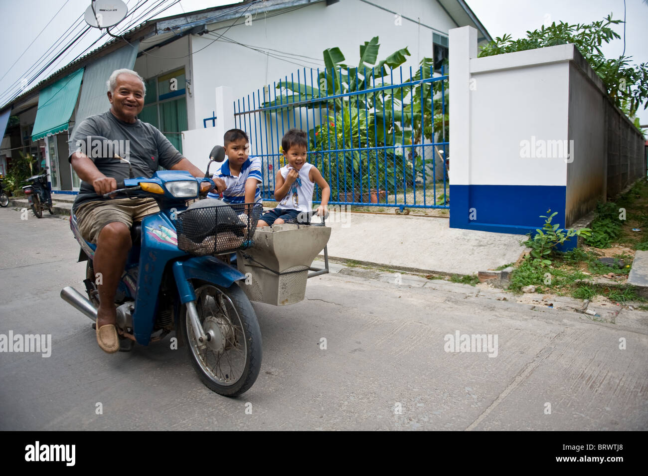 Junge Thai Brüder, Fahrt in den behelfsmäßigen Beiwagen auf ihre Großväter Moped. Hau Thanon, Koh Samui zu verbieten. Thailand Stockfoto