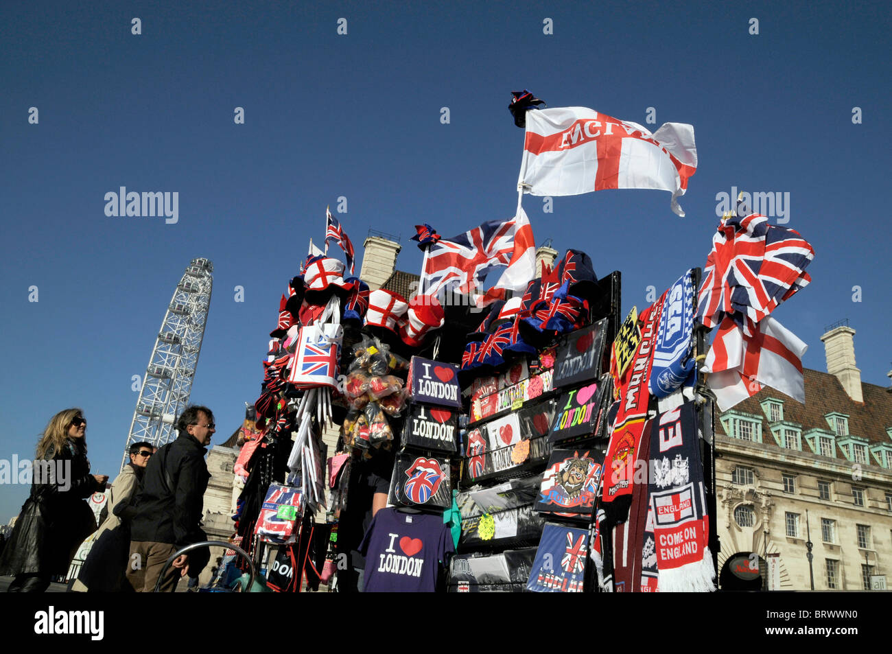 TOURISTEN KAUFEN SOUVENIRS AT THAMES SOUTH BANK IN LONDON UK Stockfoto