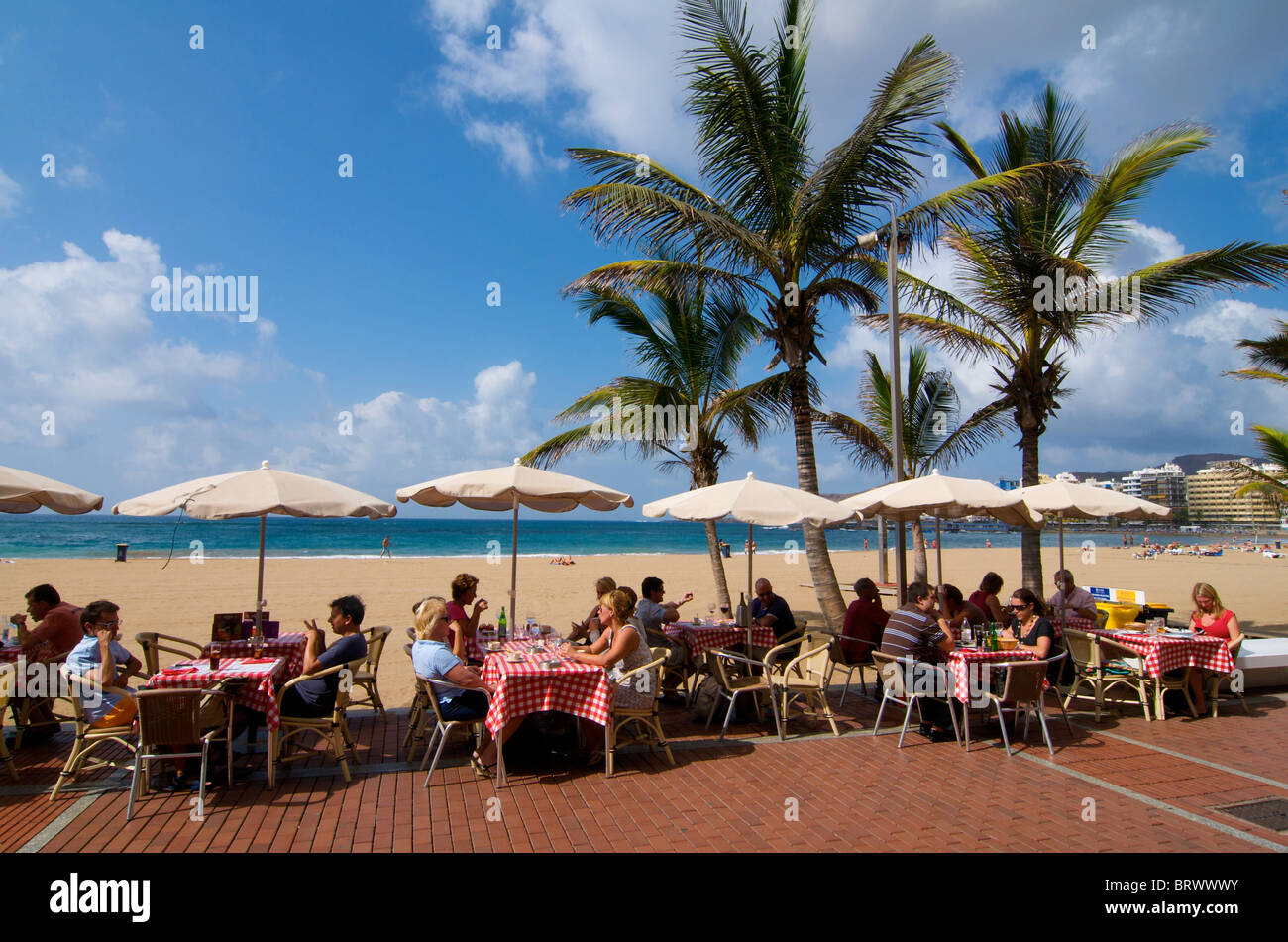 Straßencafé am Strand von Las Canteras in Las Palmas, Gran Canaria, Kanarische Inseln, Spanien Stockfoto