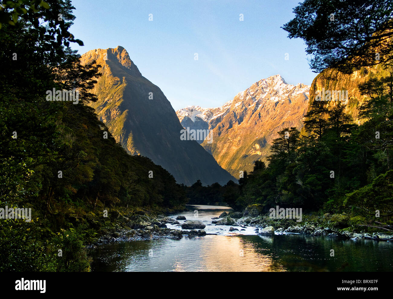 Spektakuläre Berge und Tal mit Fluss fließt durch sie. Stockfoto
