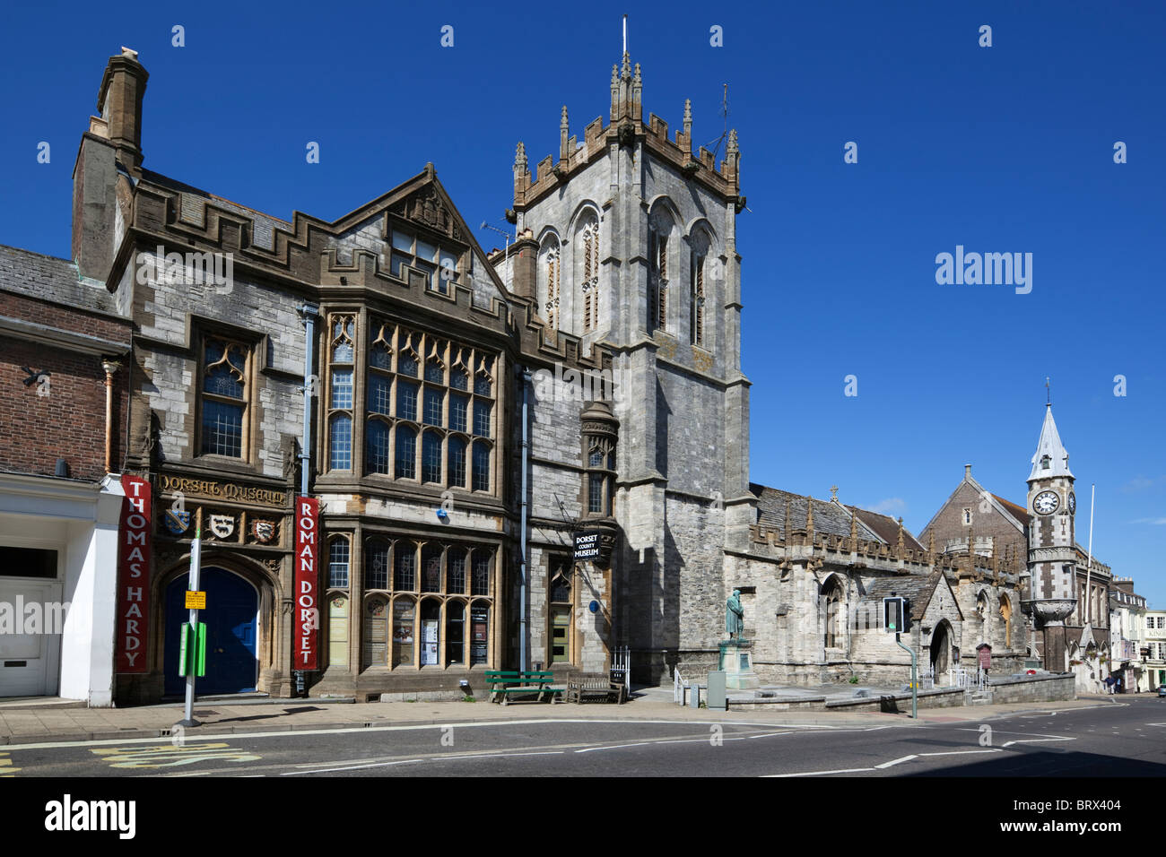 Das Dorset County Museum und St.-Petri Kirche. Stockfoto