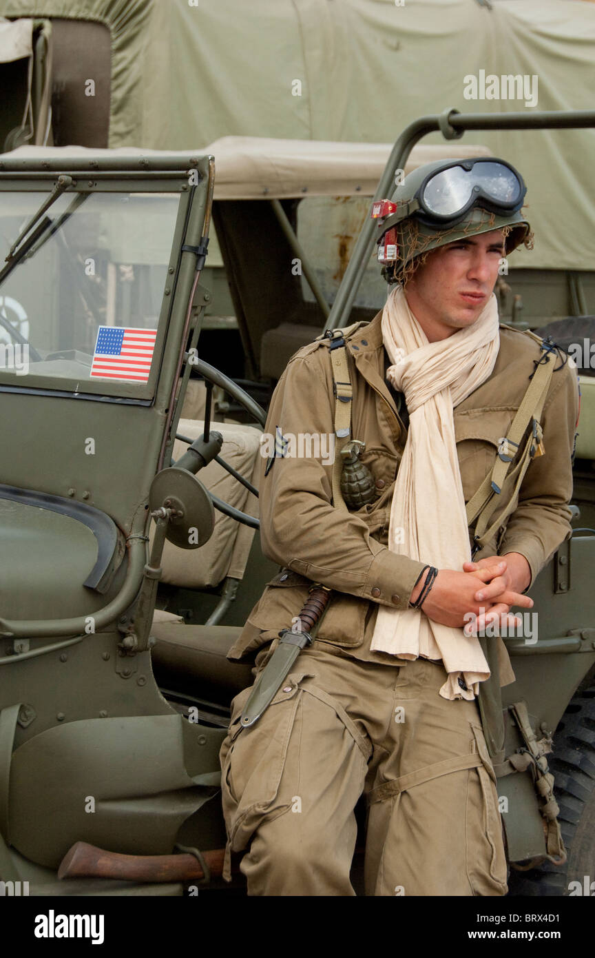 Frankreich, Normandie, Arromanches. 66. Jahrestag des d-Day. Junger Mann in Vintage körperliche Kleidung der 82nd Airborne Division. Stockfoto