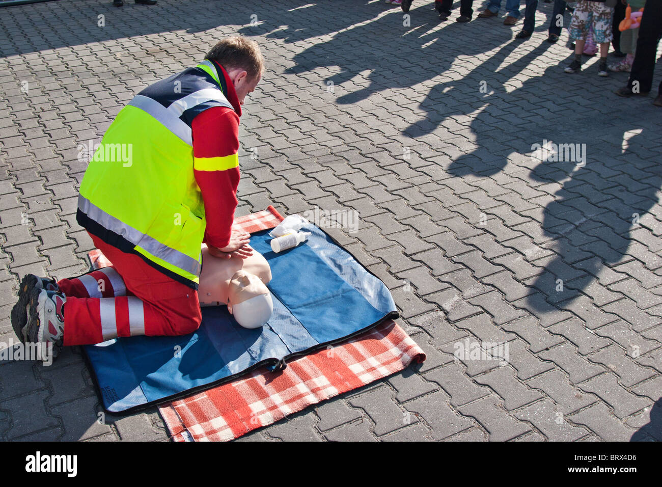 Ein Arzt zeigt erste-Hilfe-Rettung - künstliche Beatmung Stockfoto