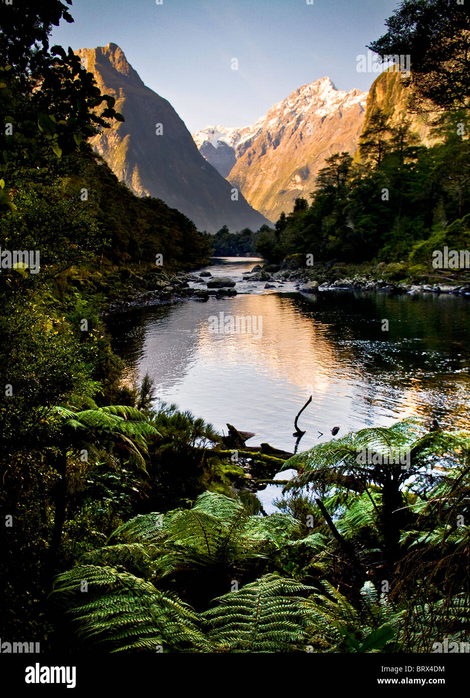 Spektakuläre Berge und Tal mit Fluss fließt durch sie. Stockfoto