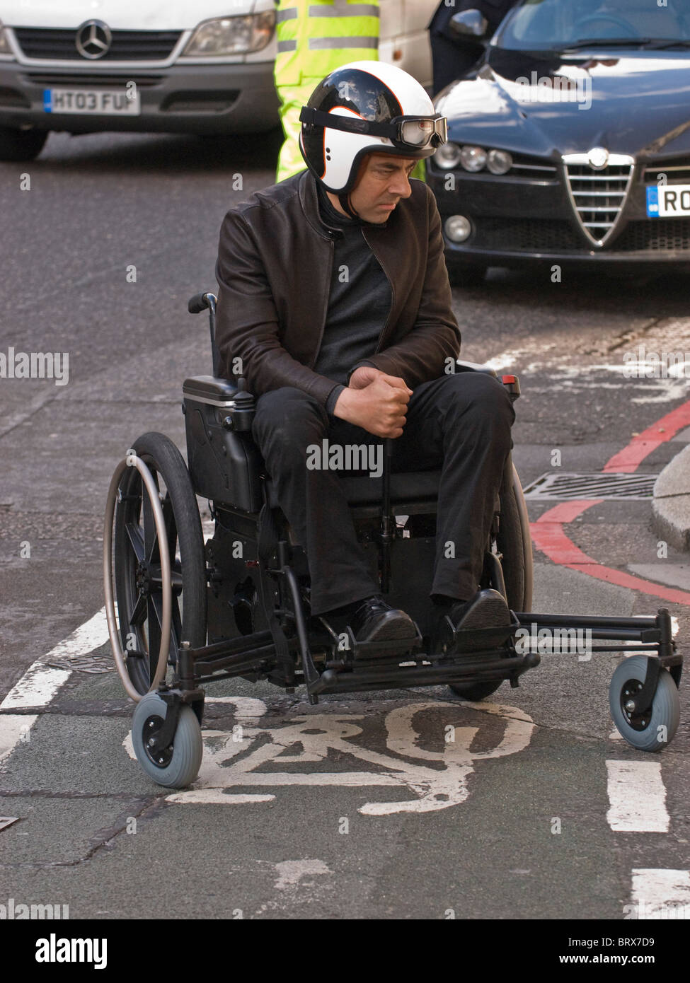 Rowan Atkinson in Rasenmäher angetrieben Rollstuhl am Set von Johnny English Reborn 2 in New Bridge Street, EG4, London Uk. Stockfoto