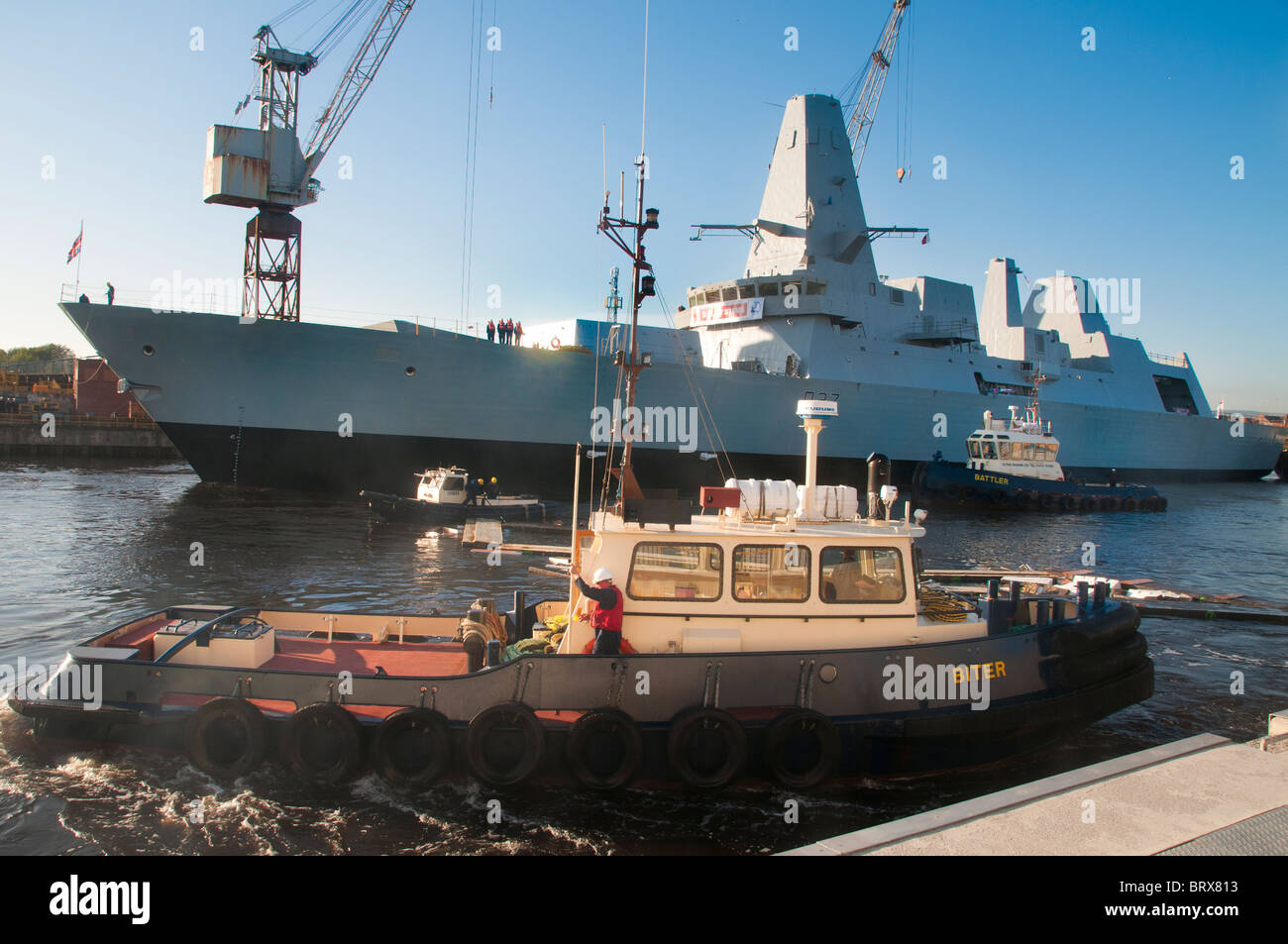 Die neu eingeführte HMS Duncan verschoben wird, für den Einbau in der Werft BAE Govan, Glasgow Stockfoto