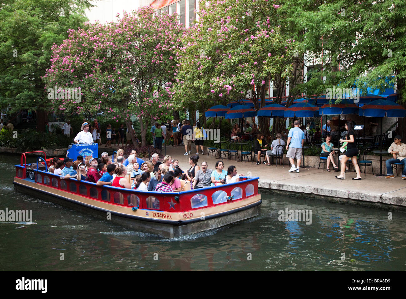 Flussboot und San Antonio River Walk Texas USA Stockfoto