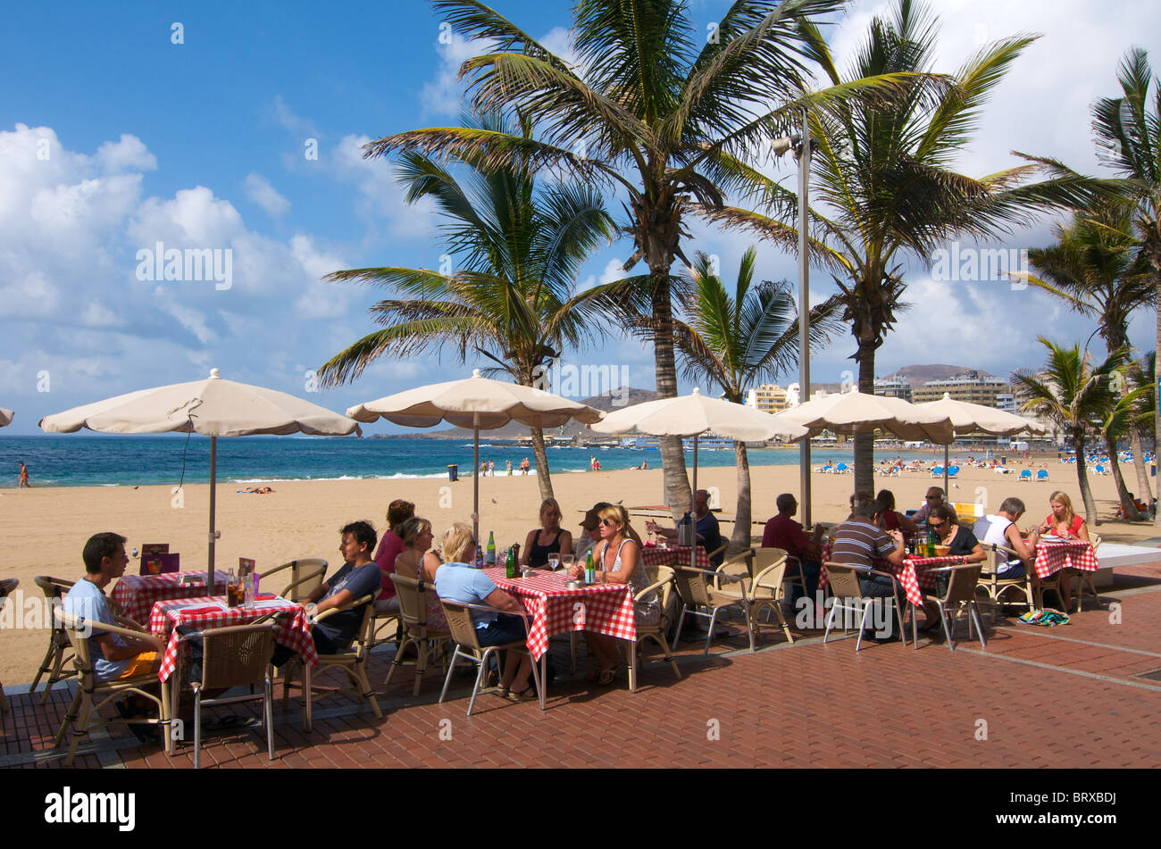 Straßencafé am Strand von Las Canteras in Las Palmas, Gran Canaria, Kanarische Inseln, Spanien Stockfoto