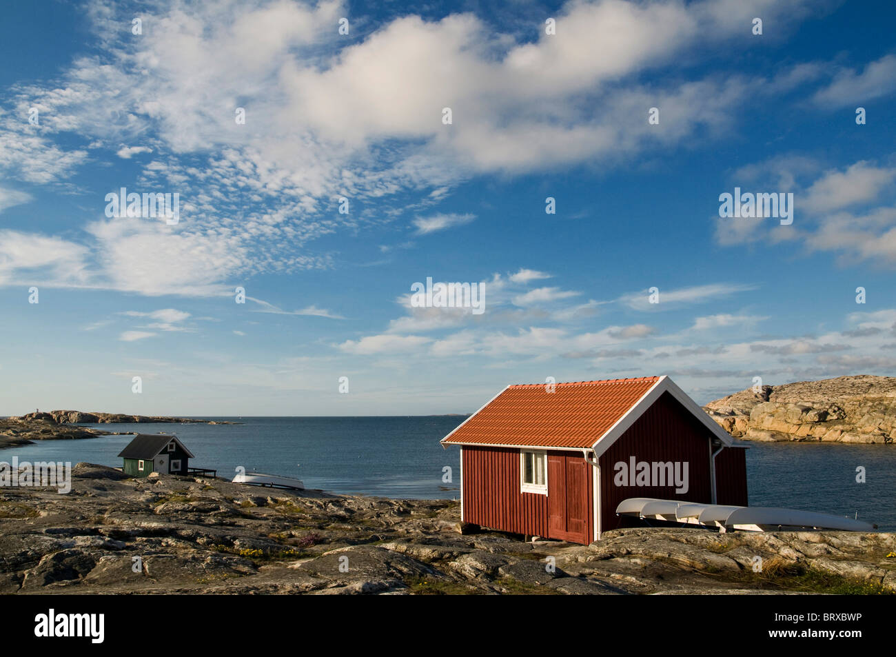 Holzhütte auf felsigen Küste, Smoegen, Bohuslaen, Schweden, Skandinavien, Europa Stockfoto