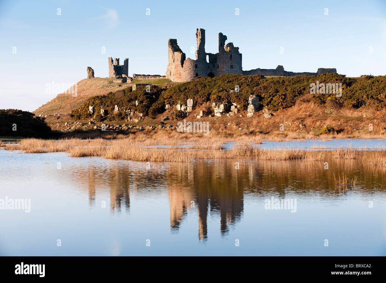 Dunstanburgh Castle in der Abend-Sonne Stockfoto