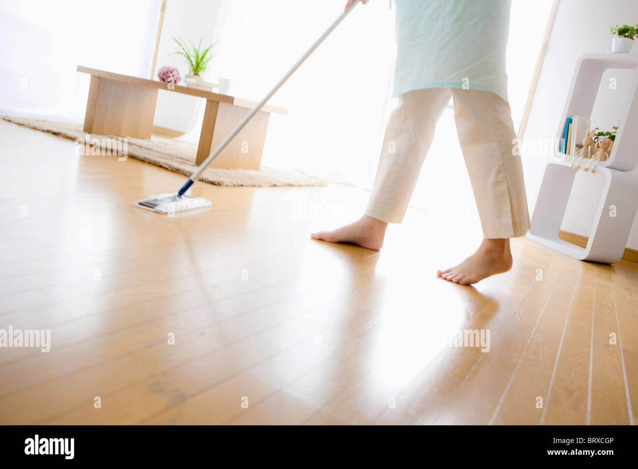 Niedrige Abschnitt von Frau abwischen, Stockfoto