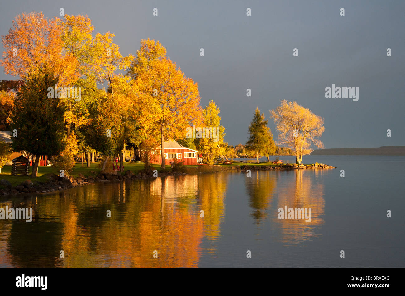 Die letzten Lichtstrahlen treffen den Punkt am Wee Punkt auf See Manitou Stockfoto