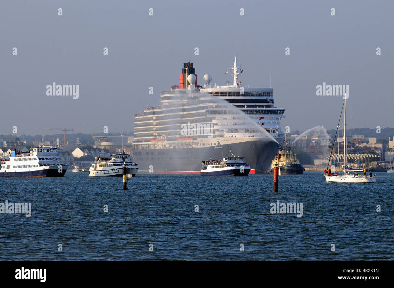 Neue Queen Elizabeth die Cunard Luxusliner ausgeschiedenen Southampton auf seiner Jungfernfahrt von eine Flottille von kleinen Schiffen eskortiert Stockfoto