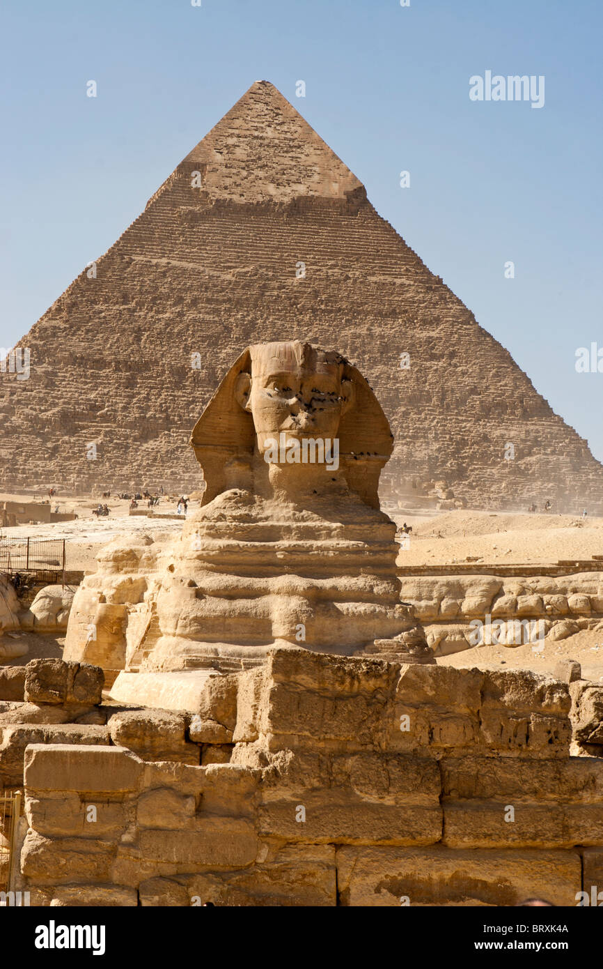 Die große Sphinx und Pyramide von Khafre (Chephren) in Gizeh, Ägypten. Stockfoto