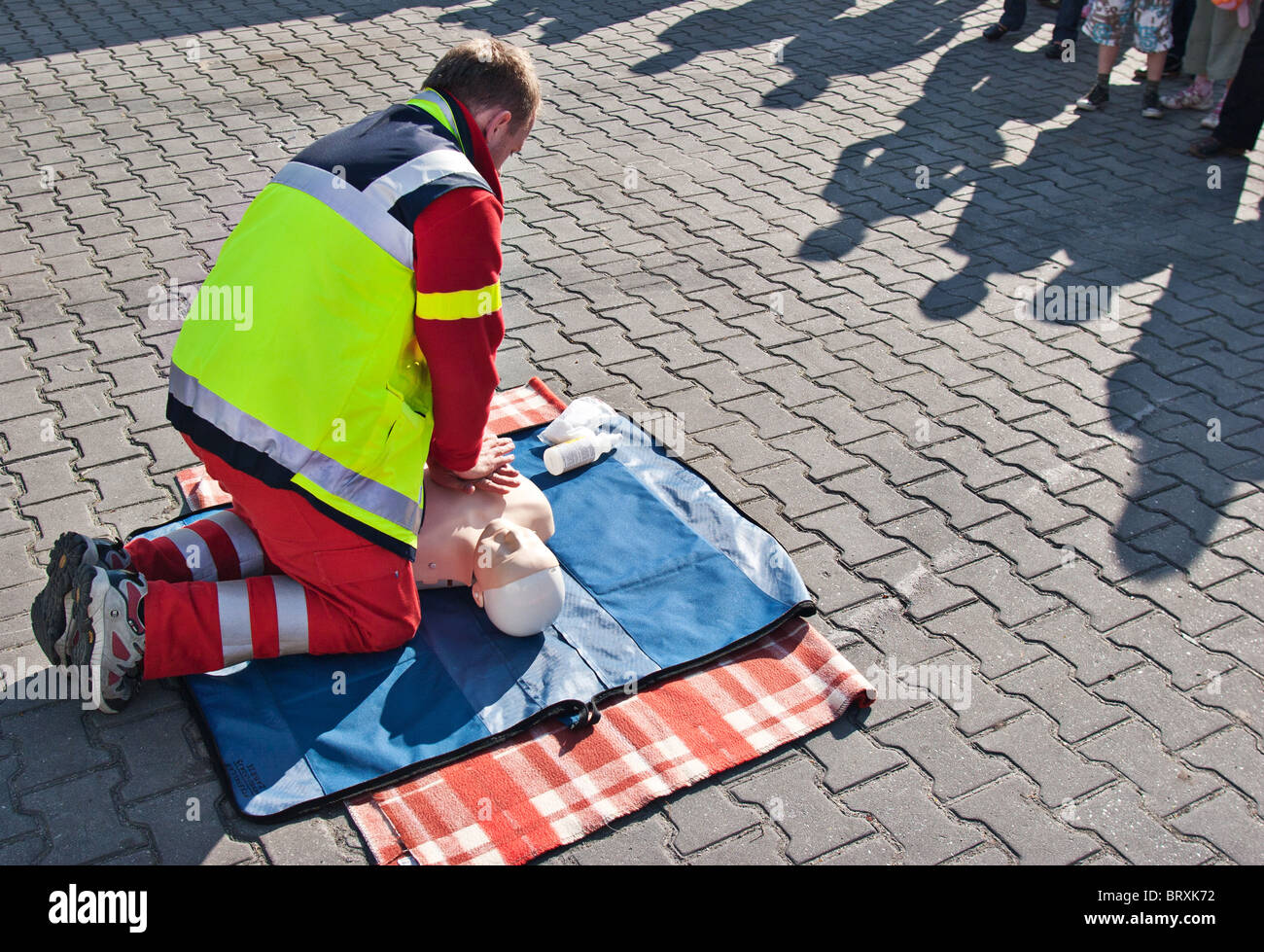 Ein Arzt zeigt erste-Hilfe-Rettung - künstliche Beatmung Stockfoto
