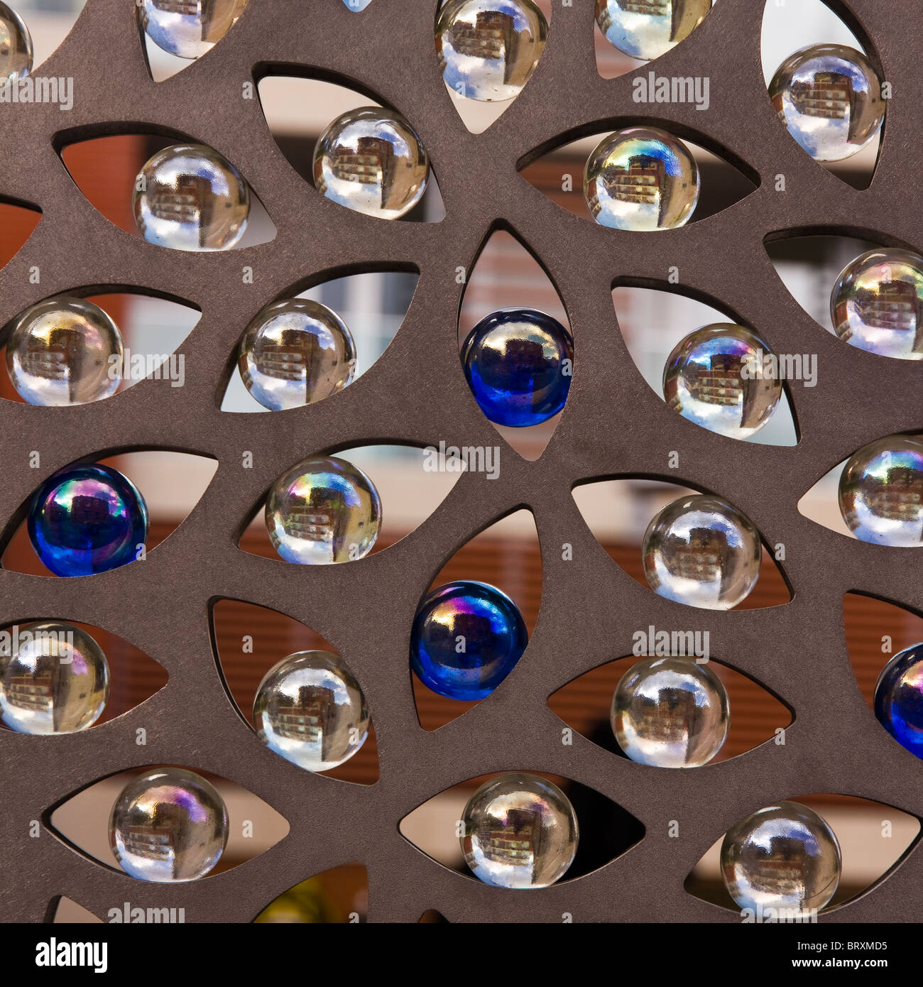 Nichtrostender Stahl und Glas Marmor architektonische Bildschirm im Highcross Shopping Centre in Leicester, UK Stockfoto
