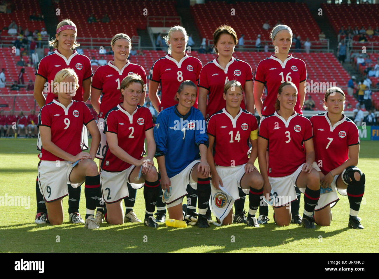 Die Norwegen starten elf Zeilen vor einer 2003-Frauen WM-Fußballspiel gegen Brasilien (siehe Beschreibung für Details). Stockfoto