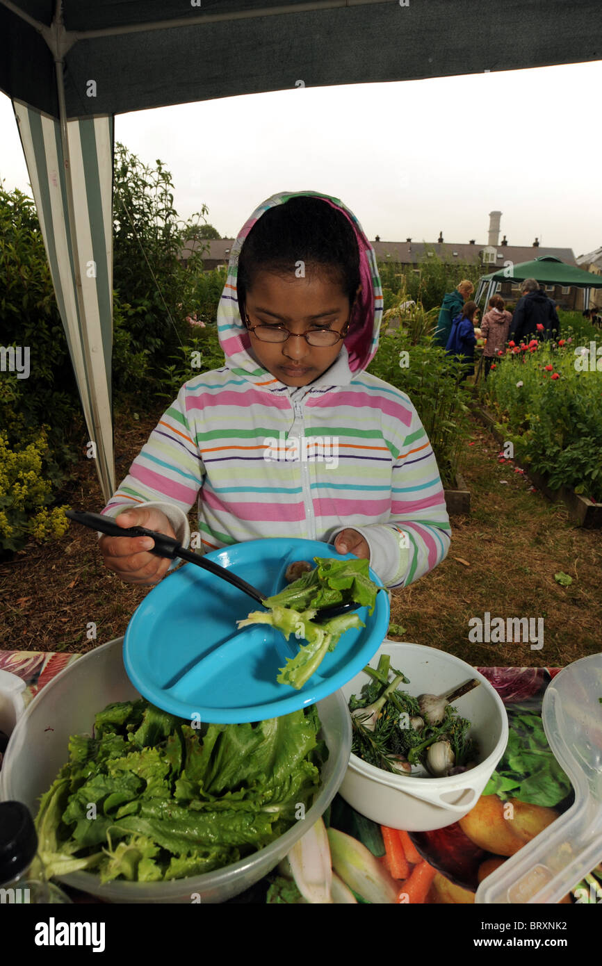 Schulkinder besuchen Bradford Kleingärten, erfahren Sie mehr über den Anbau von Nahrungsmitteln und gesunde Ernährung Stockfoto