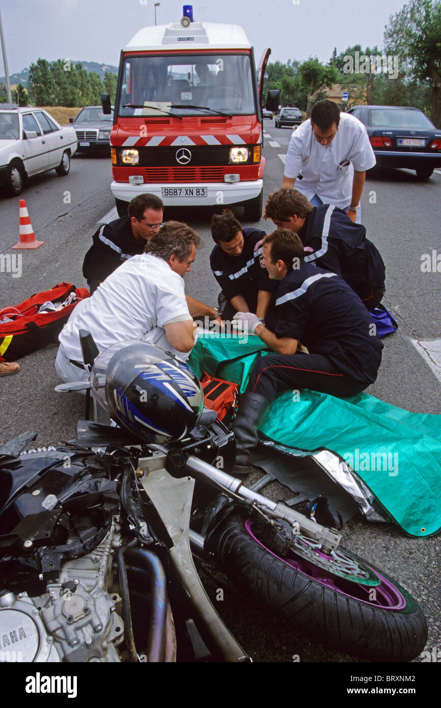 FEUERWEHR UND NOTFALL MEDIZINISCHE LEISTUNGEN, DIE BEHANDLUNG DER OPFER BEI VERKEHRSUNFALL A, SAINT-TROPEZ, VAR (83), FRANKREICH Stockfoto