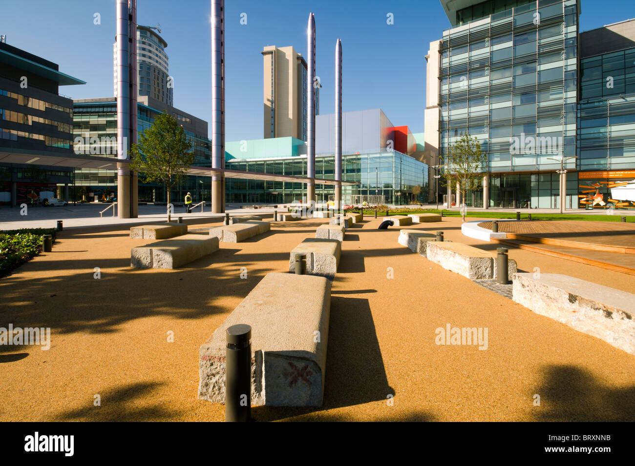 Sitz- und Lichtmasten an "The Stage" Bereich des Platzes an der MediaCityUK, Salford Quays, Manchester, UK Stockfoto