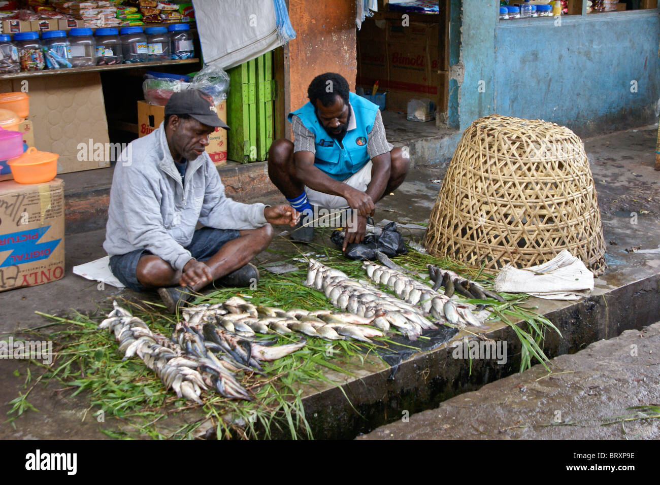 Männer verkaufen Fisch am Markt, Wamena, Papua, Indonesien Stockfoto