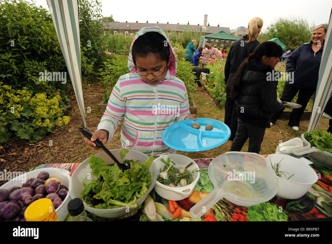 Schulkinder besuchen Bradford Kleingärten, erfahren Sie mehr über den Anbau von Nahrungsmitteln und gesunde Ernährung Stockfoto