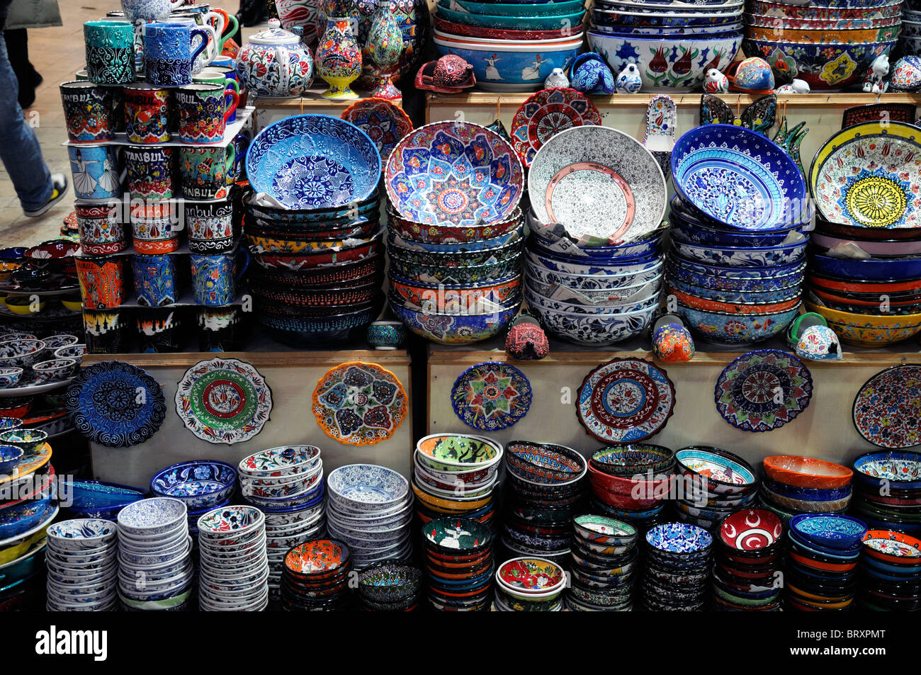 Kapali Carsi oder Grand Basar von Istanbul, Geschenke Keramik Souvenirs zum  Verkauf Türkei Stockfotografie - Alamy