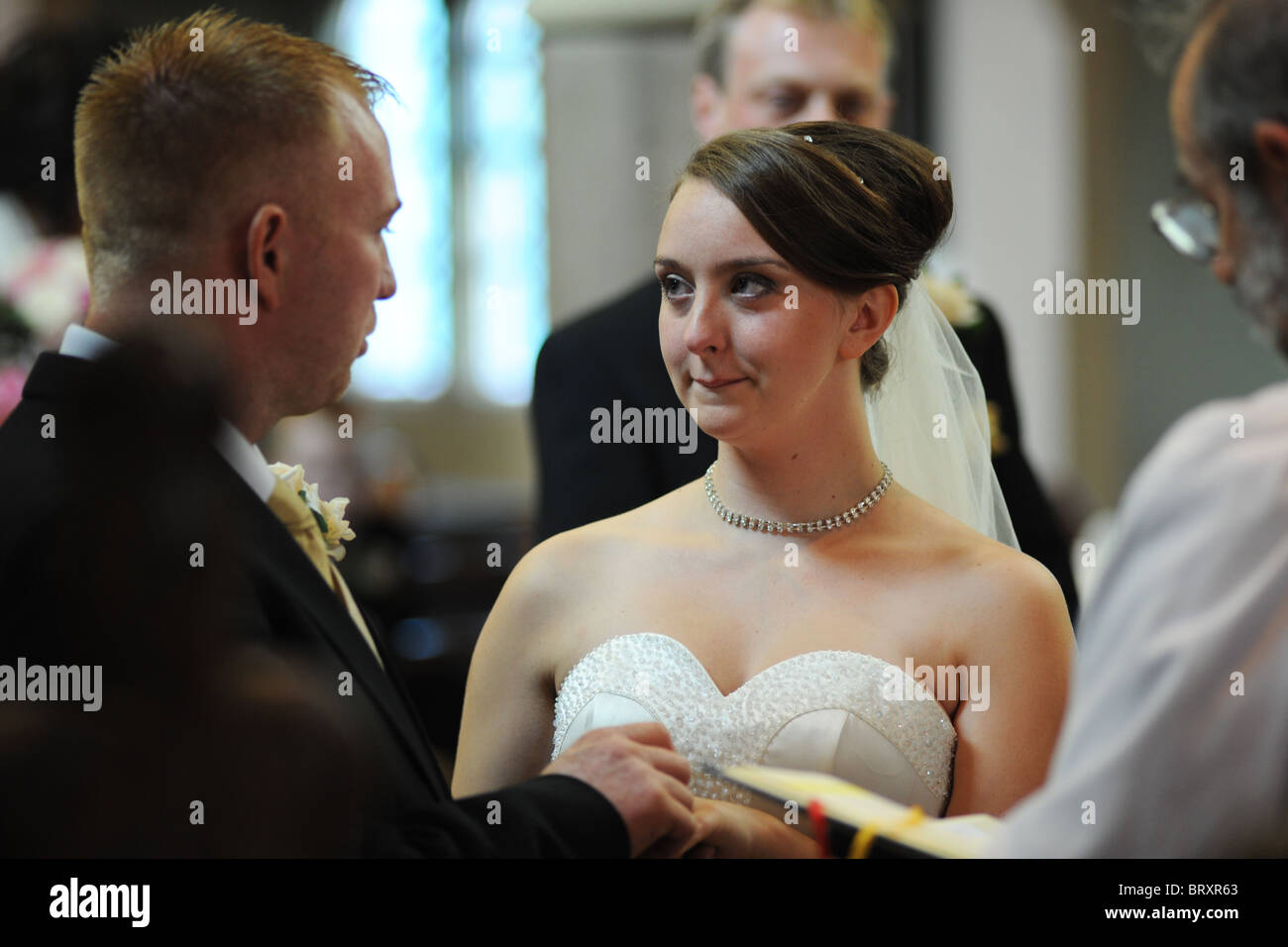 Braut und Bräutigam heiraten im Gottesdienst Stockfoto