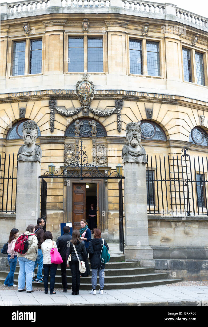 Touristen vor dem Sheldonian Theater, Universität Oxford Stockfoto