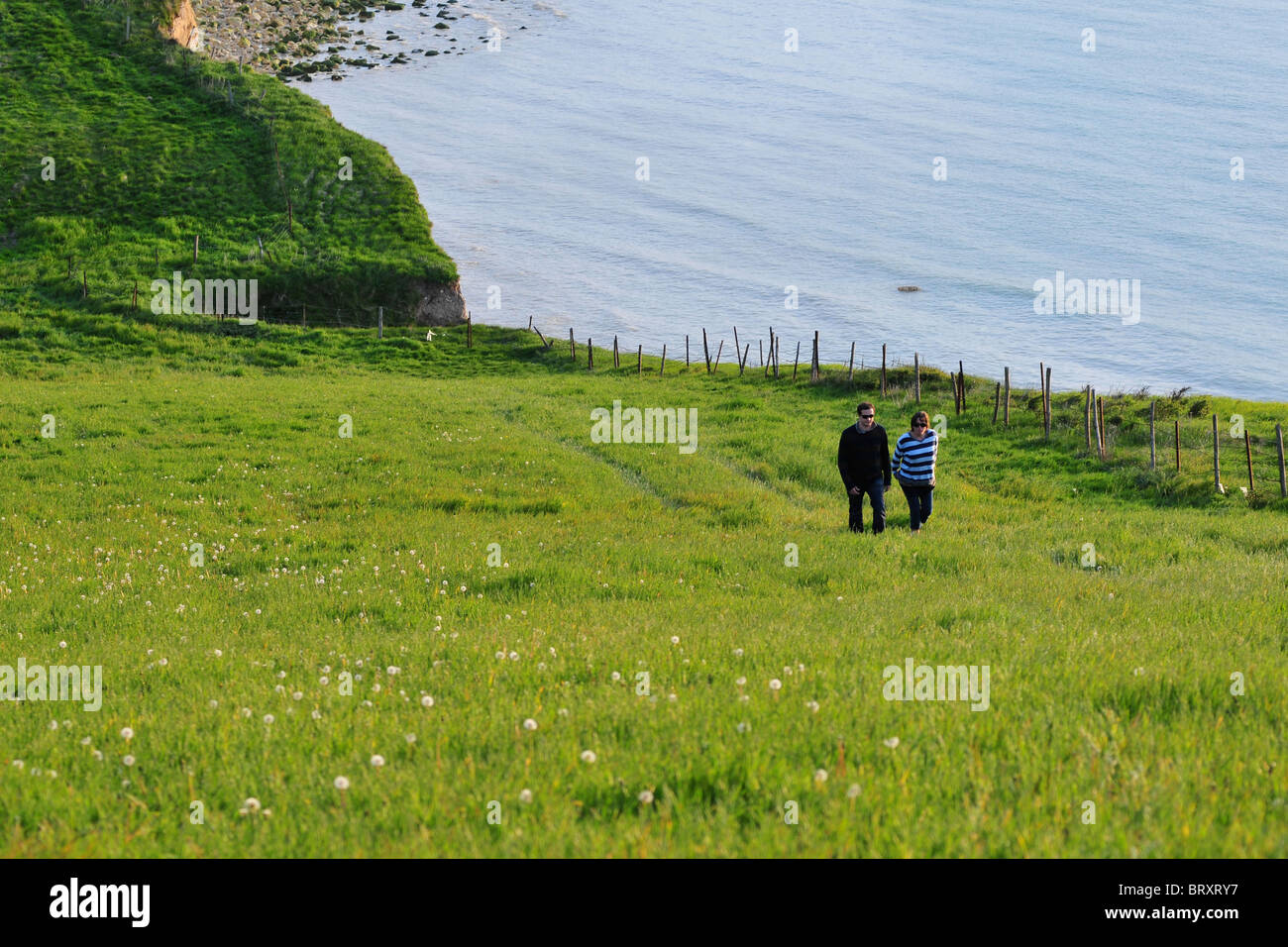 PAARE, DIE AUF DEN KLIPPEN VON AULT, SOMME (80), PICARDIE, FRANKREICH Stockfoto