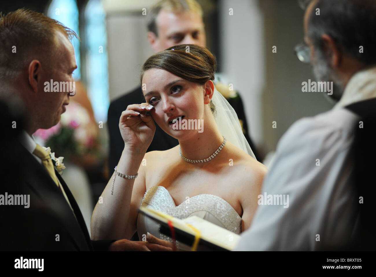 Braut und Bräutigam zu heiraten, Braut, die Rührung weinen Stockfoto