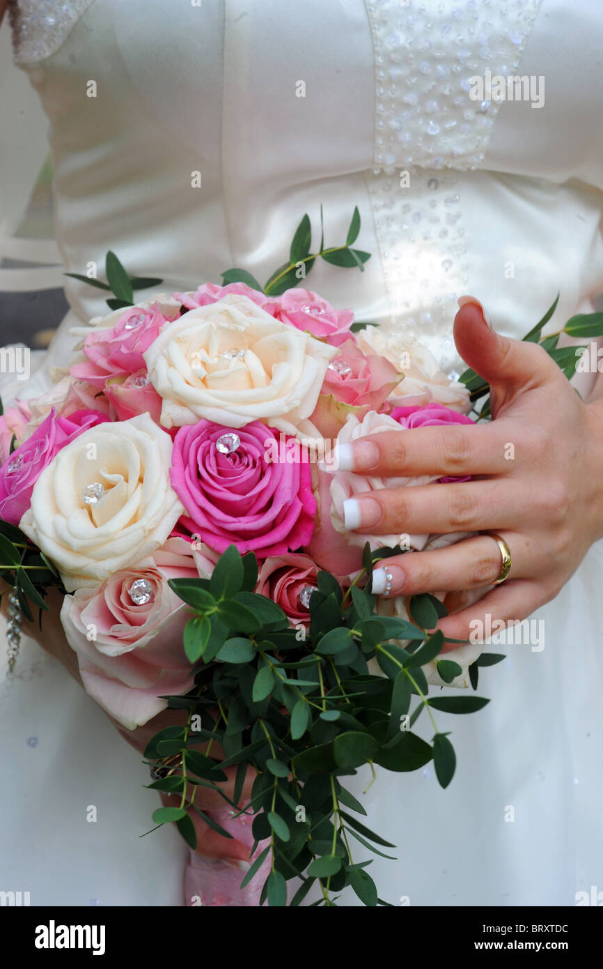 Eine Braut hält ihren Brautstrauß nahe Modell veröffentlicht Stockfoto