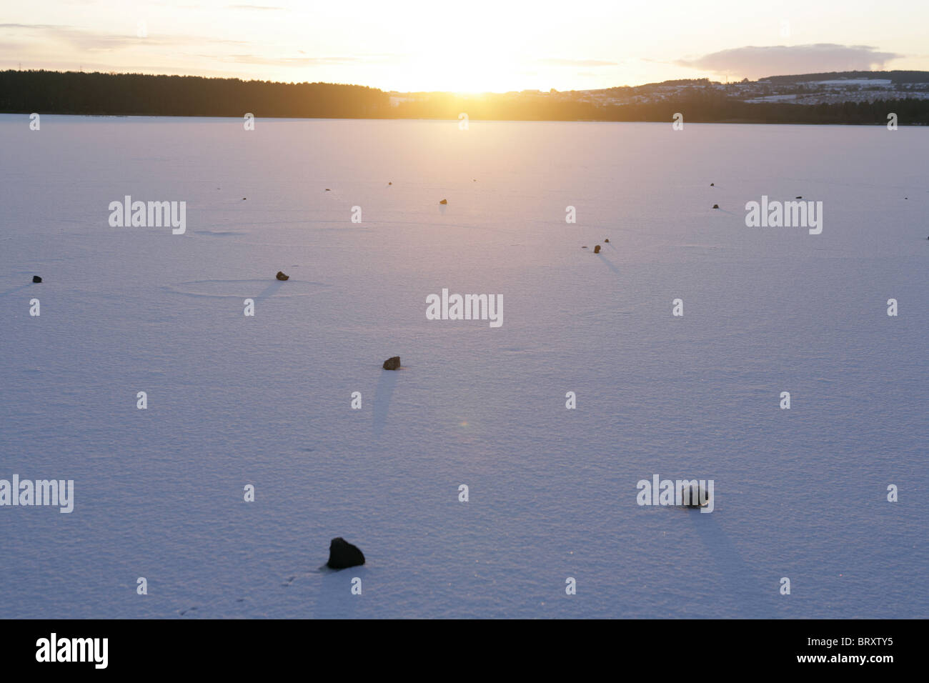 Steinen sitzend auf einem gefrorenen Loch Erz in Fife Schottland. Stockfoto