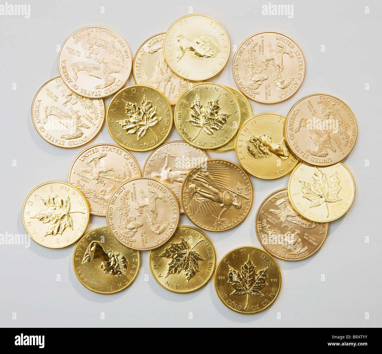 Kanadischen Münzen auf weißem Hintergrund Stockfoto