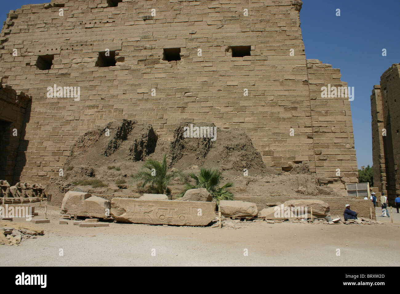 Reste der Rampe, Pylon zu bauen ich (von Nektanebos ich) im Tempel des Amun, Karnak, Theben, Luxor, Ägypten Stockfoto