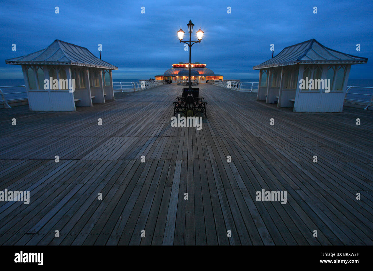 Cromer Pier an der Küste von Norfolk am frühen Abend. Stockfoto