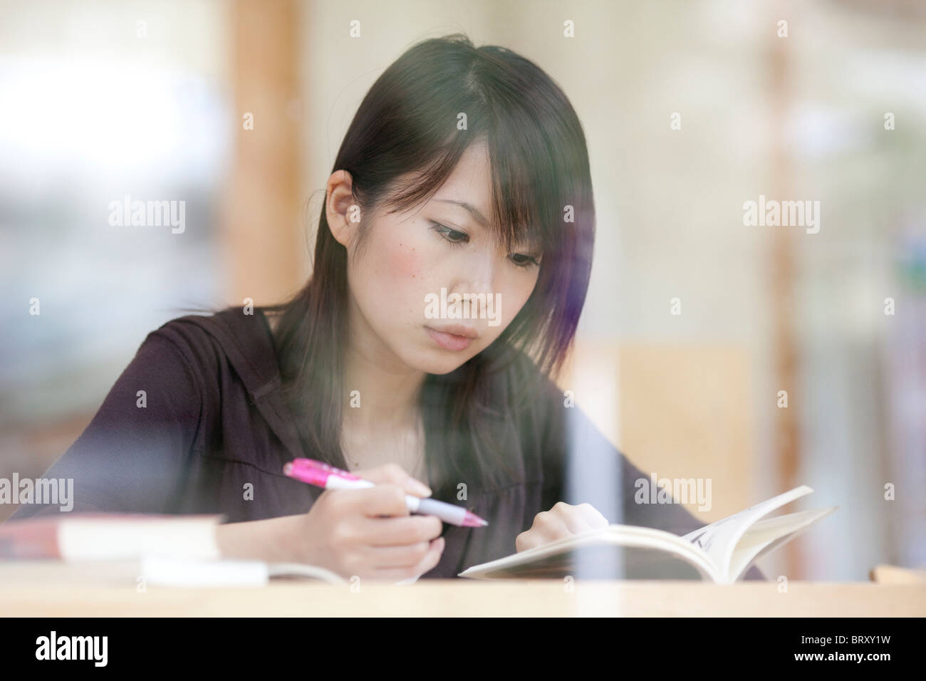Junge Frau studiert, Japan Stockfoto