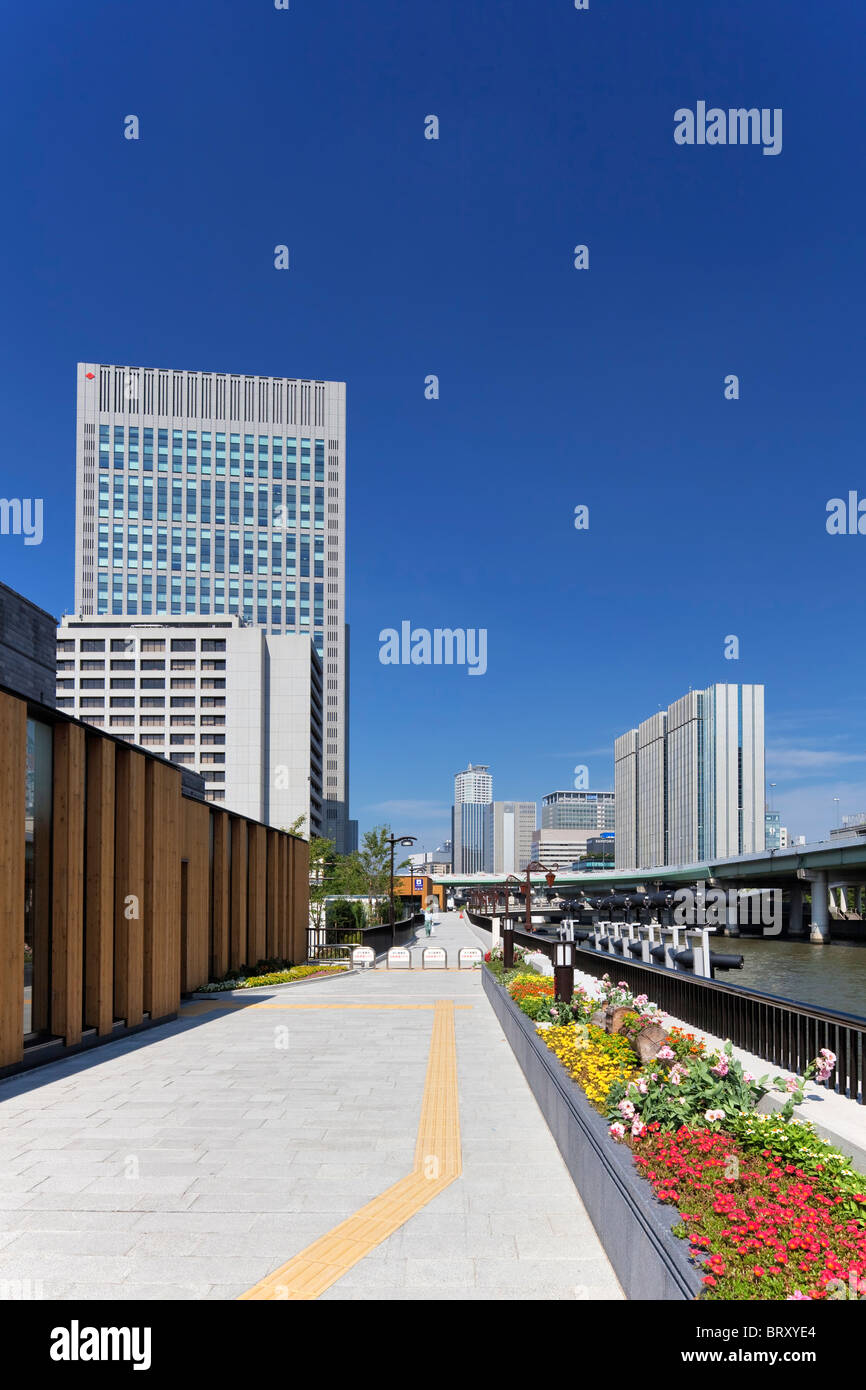 Bürogebäude, Nakanojima Garten Brücke und Dojima River, der Präfektur Osaka, Honshu, Japan Stockfoto