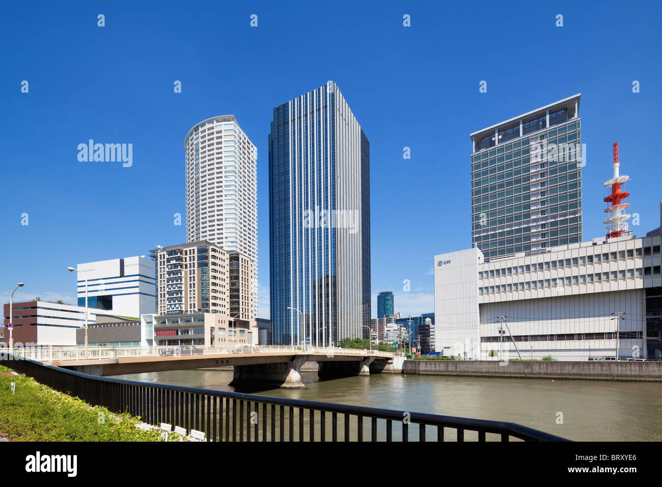 Bürogebäude, Hotarumachi und Dojima River, der Präfektur Osaka, Honshu, Japan Stockfoto