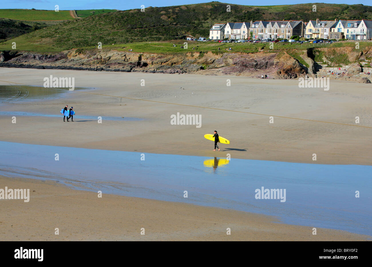 Surfer am Strand von Polzeath bei Ebbe, Cornwall, England, UK. Stockfoto