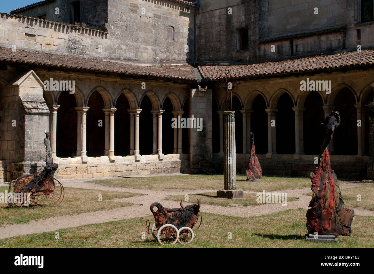 14. Jahrhundert Kreuzgang der Stiftskirche mit einer Ausstellung der modernen Skulptur, St Emilion, Region Bordeaux, Frankreich Stockfoto