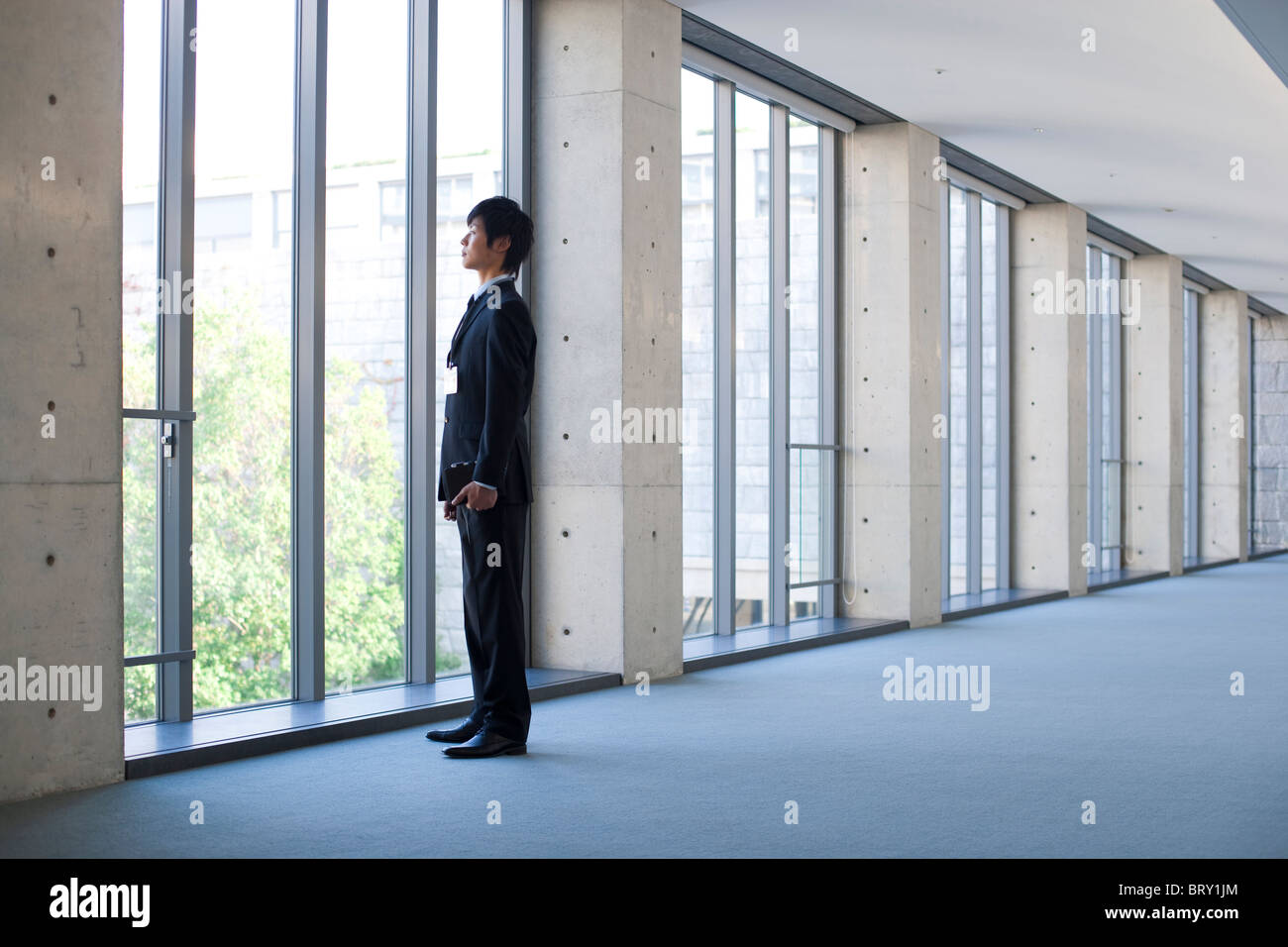 Ein Geschäftsmann außerhalb suchen Stockfoto