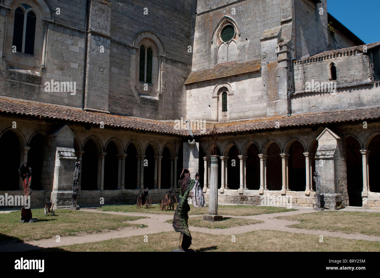 14. Jahrhundert Kreuzgang der Stiftskirche mit einer Ausstellung der modernen Skulptur, St Emilion, Region Bordeaux, Frankreich Stockfoto