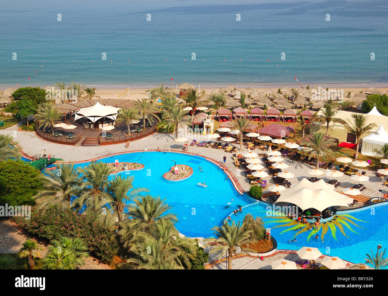 Schwimmbad mit Snack-Bar und Strand, Dubai, Vereinigte Arabische Emirate Stockfoto