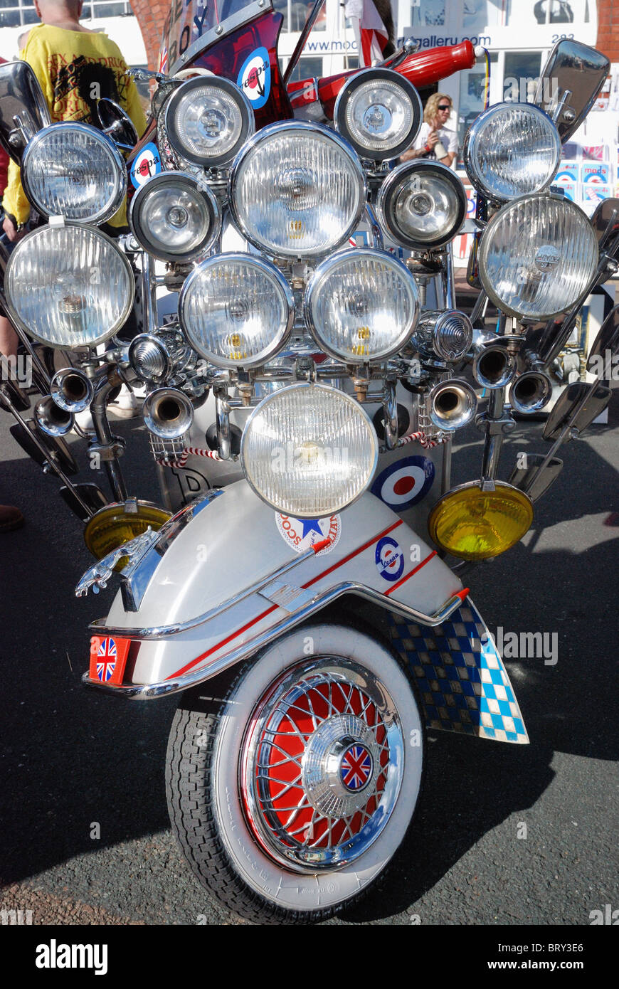 Mod-Moped mit vielen Lichtern geschmückt Stockfoto