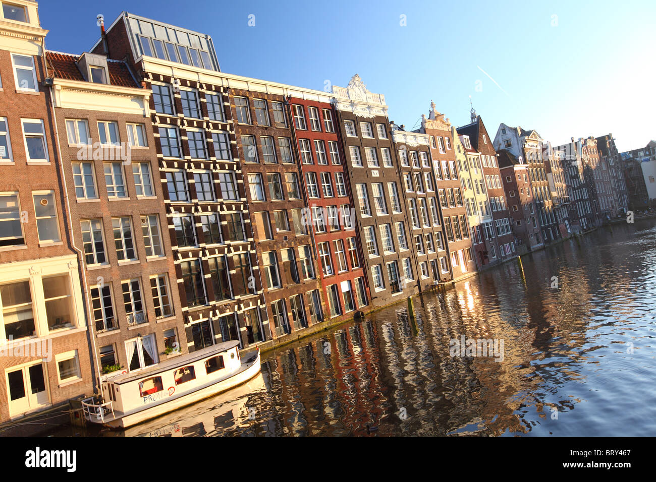 Amsterdam-Villen Häuser am Damrak mit Wasserkanal infront Stockfoto